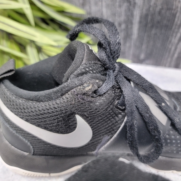 Nike | Team Hustle Youth Basketball Shoes Black with Strap Across Laces - Picture 7 of 8